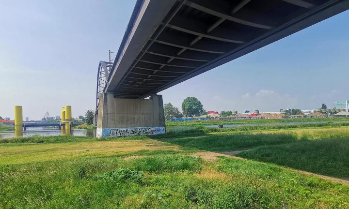 Neckarwiese (Drachenloch): Wo sich sonst Spaziergänger, Hunde und Sportler tummeln, finden nur selten Veranstaltungen statt - eine der wenigen ist der jährliche Brückenaward. In Abstimmung mit der Stadt dürfen wir diesen Ort für das Kulturtragfestival nun über den ganzen Sommer bespielen. Hier kommen die ganz Flexiblen auf ihre Kosten: es darf lauter werden als an den anderen Spielstätten, dafür ist der Einsatz, den ihr selbst bringen müsst, ein wenig höher. Bis auf die sanitären Anlagen und die Umzäunung stellen wir hier keine Infrastruktur, mit Aggregat und Technik bewaffnet ist aber vor allem an diesem Ort vieles möglich.