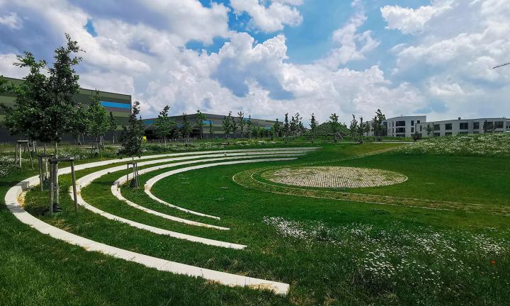 Taylor Park: Einige wenige Sommermonate konnte der Taylor Park 2019 als Veranstaltungsort mitnehmen, bevor auch hier Corona einen vorläufigen Schlussstrich zog. In Abstimmung mit der MWSP beleben wir das Wiesentheater nun mit dem Kulturtragfestival wieder - win win also für Taylor und interessierte Veranstaltende. Durch seine klassische Form ist dieses kleine Amphitheater geeignet für alle möglichen Arten von Veranstaltungen, verlangt jedoch etwas mehr Eigeninitiative von den Veranstaltenden. Für Technik, ev